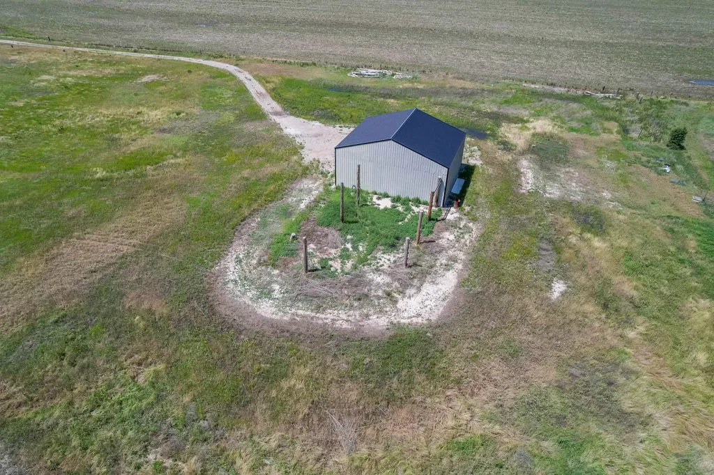 6750 S Hertzler Road Halstead KS 67056-9407