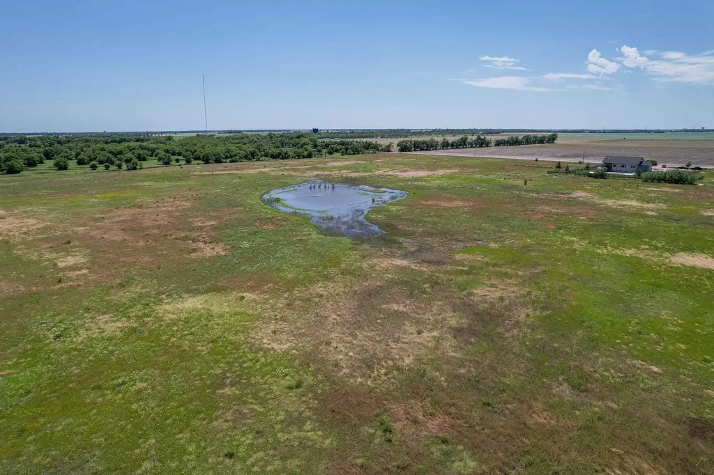6750 S Hertzler Road Halstead KS 67056-9407