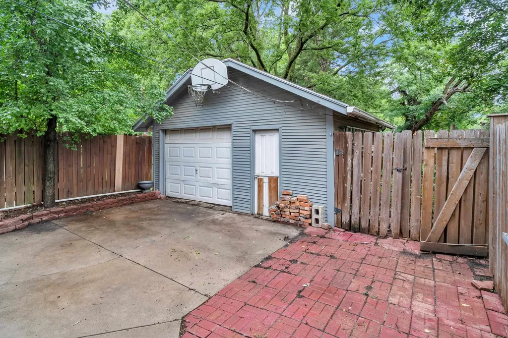 629 S Green Wichita KS 67211
