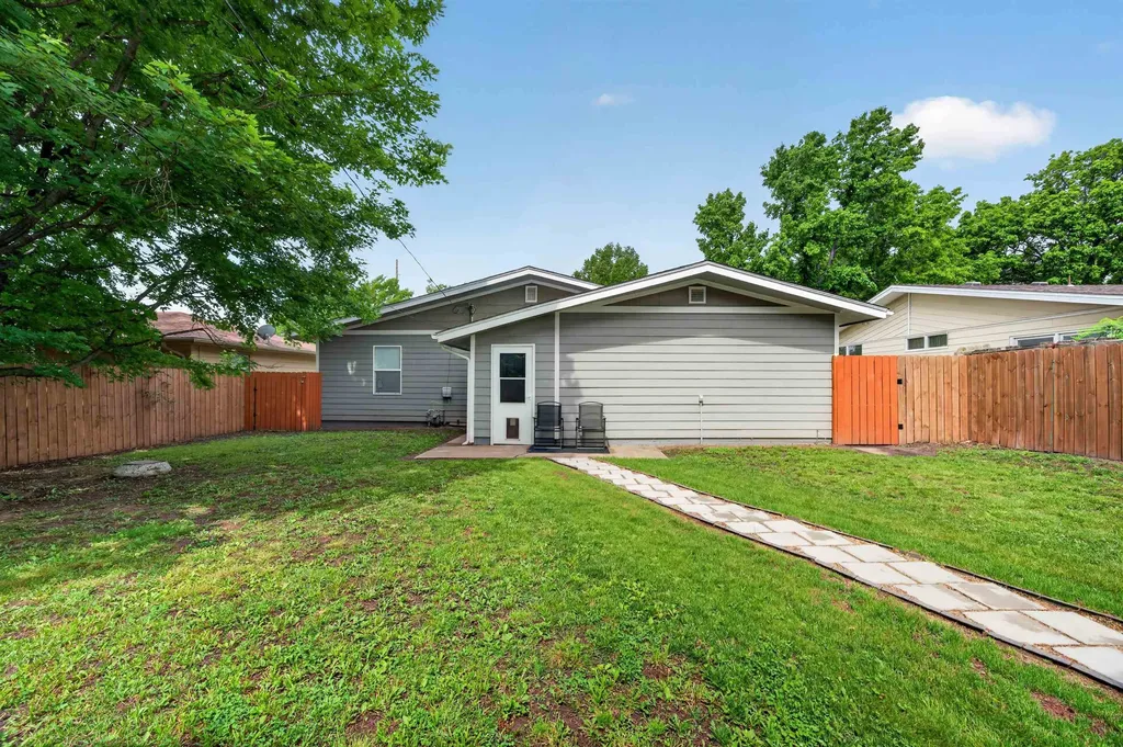 1606 Edgemoor Street El Dorado KS 67042