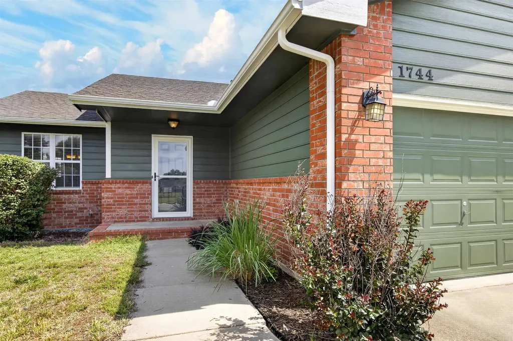 1744 N Country Walk Lane Mulvane KS 67110