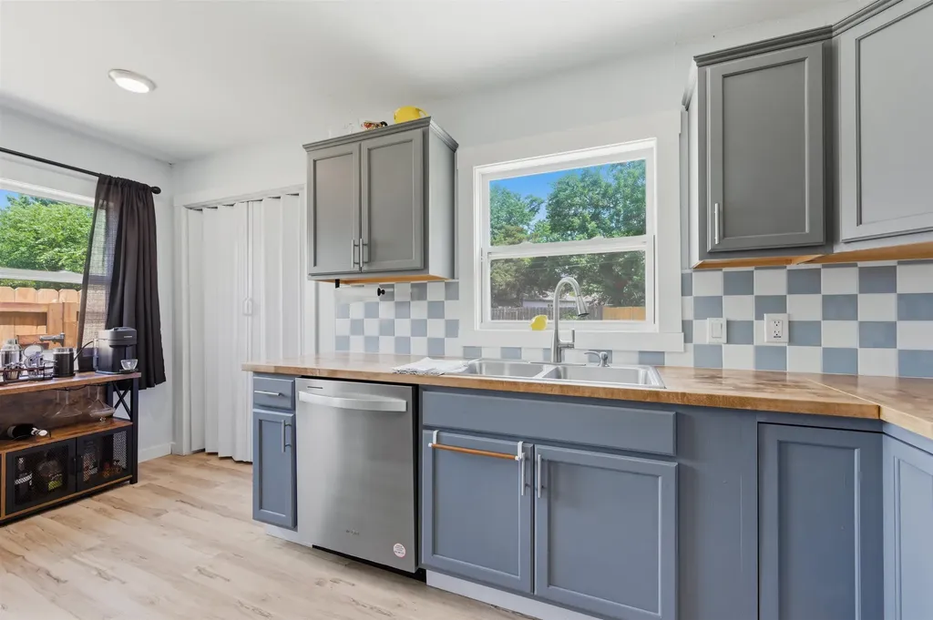 1610 E Evanston Park City KS 67219