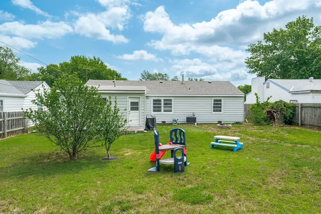 1713 S Drollinger Wichita KS 67218