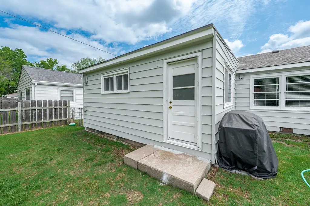 1713 S Drollinger Wichita KS 67218