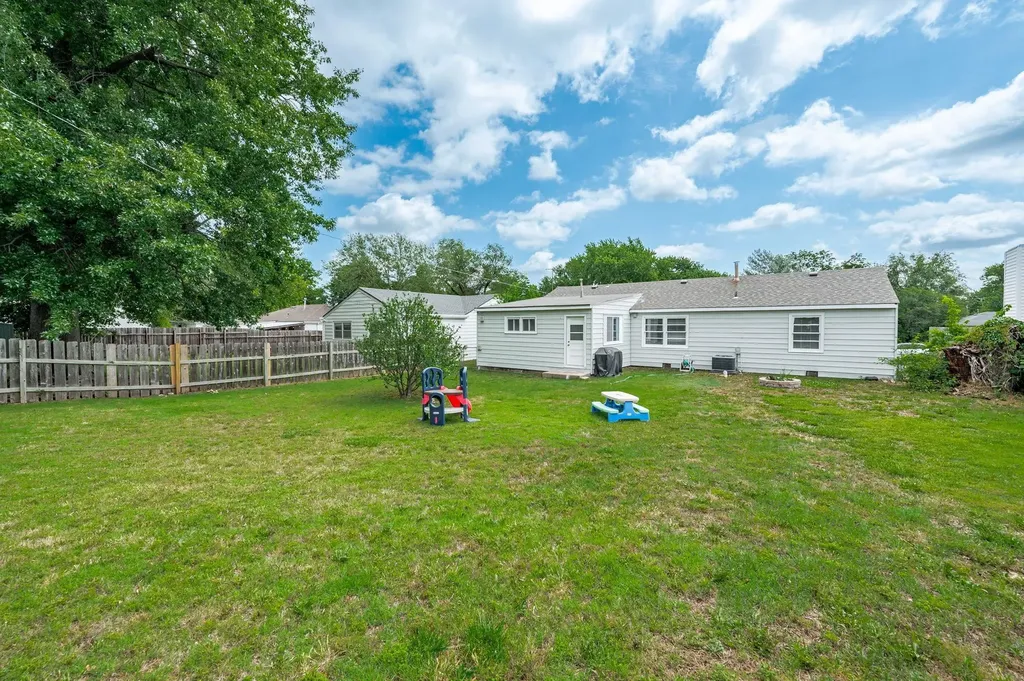 1713 S Drollinger Wichita KS 67218
