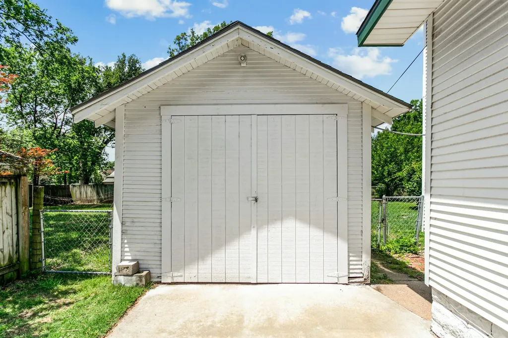 137 N Athenian Wichita KS 67203