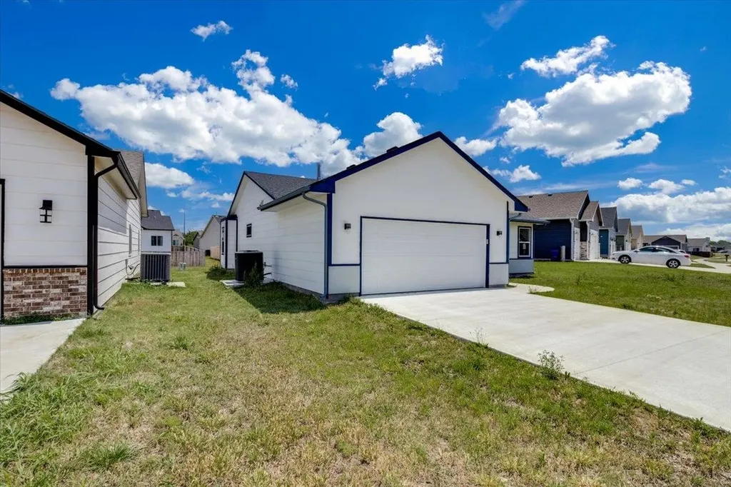 720 N Redbud Avenue Valley Center KS 67147