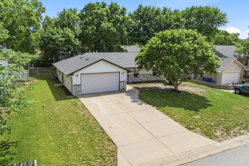 1525 E Mcclelland Drive Derby KS 67037