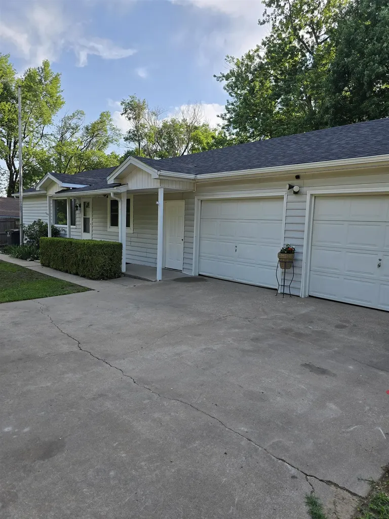 1125 N 13th Arkansas City KS 67005