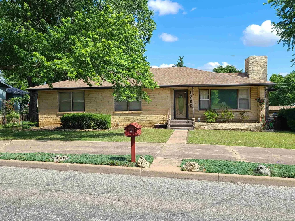 1720 Simpson Winfield KS 67156