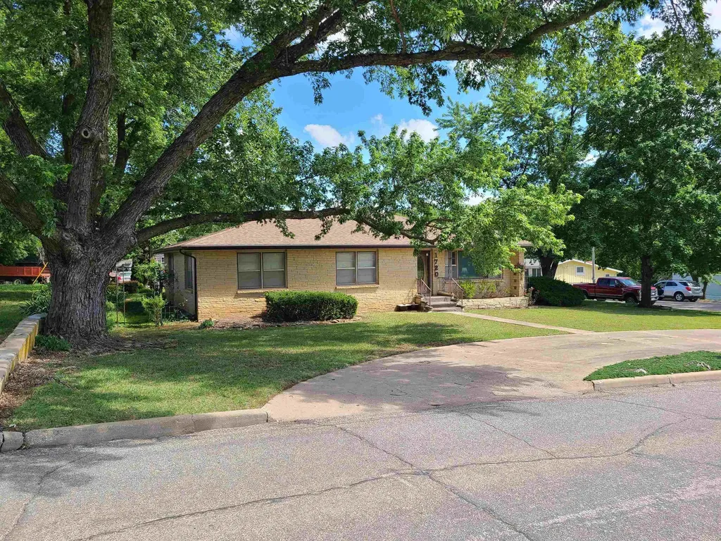 1720 Simpson Winfield KS 67156