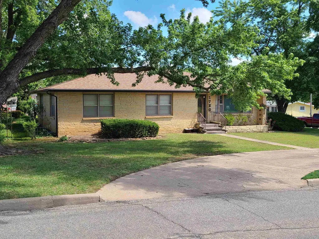 1720 Simpson Winfield KS 67156