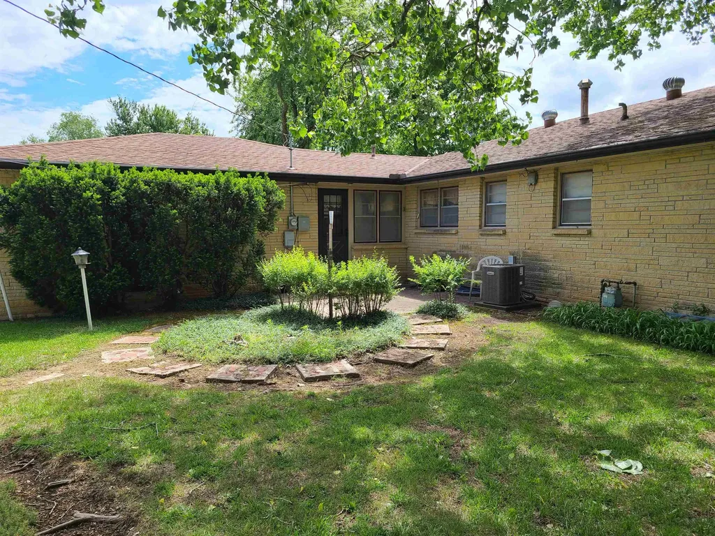 1720 Simpson Winfield KS 67156