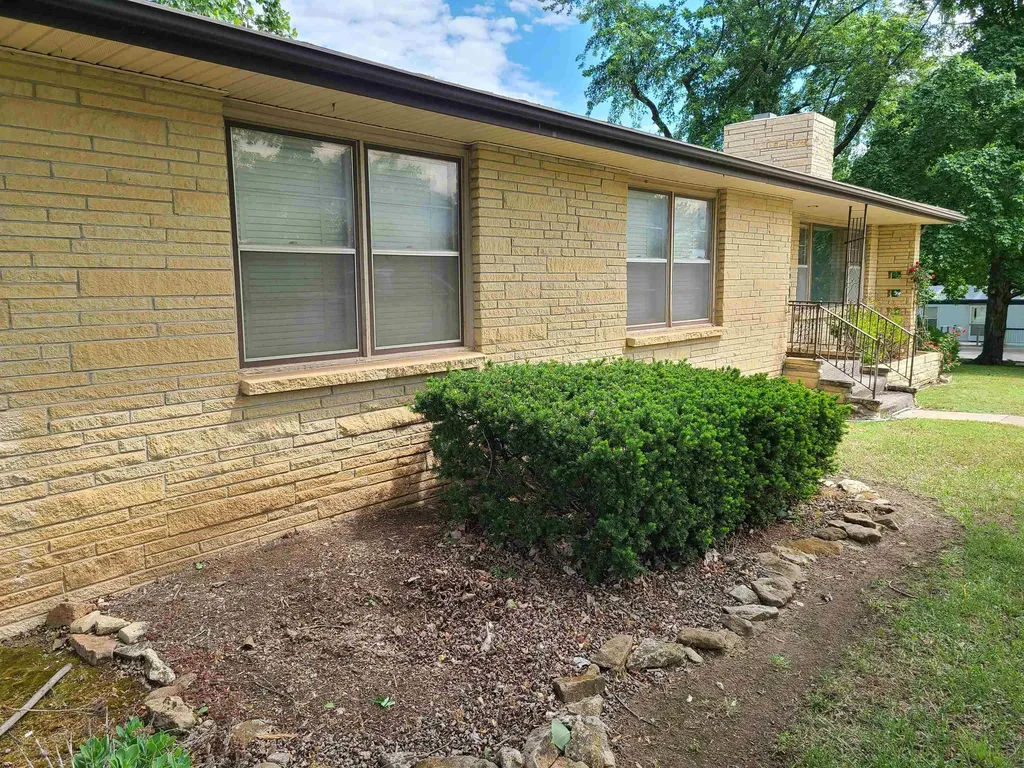 1720 Simpson Winfield KS 67156