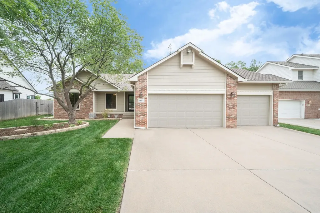 1607 N Woodridge Court Wichita KS 67206