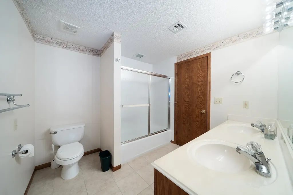 1607 N Woodridge Court Wichita KS 67206