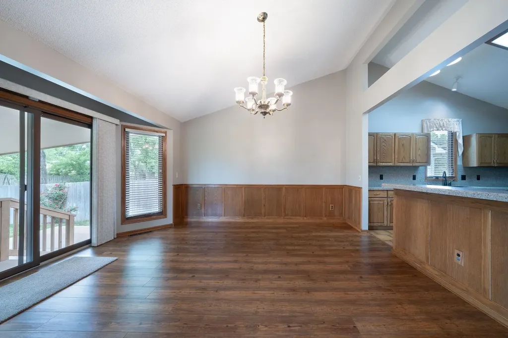 1607 N Woodridge Court Wichita KS 67206