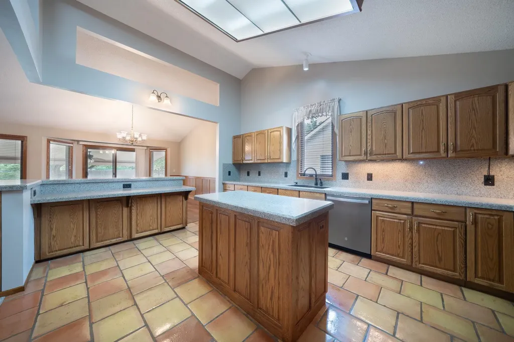 1607 N Woodridge Court Wichita KS 67206