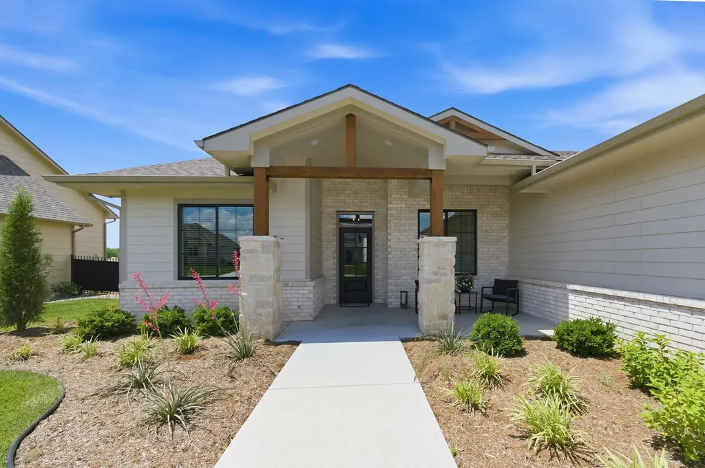 5926 E Forbes Court Bel Aire KS 67220