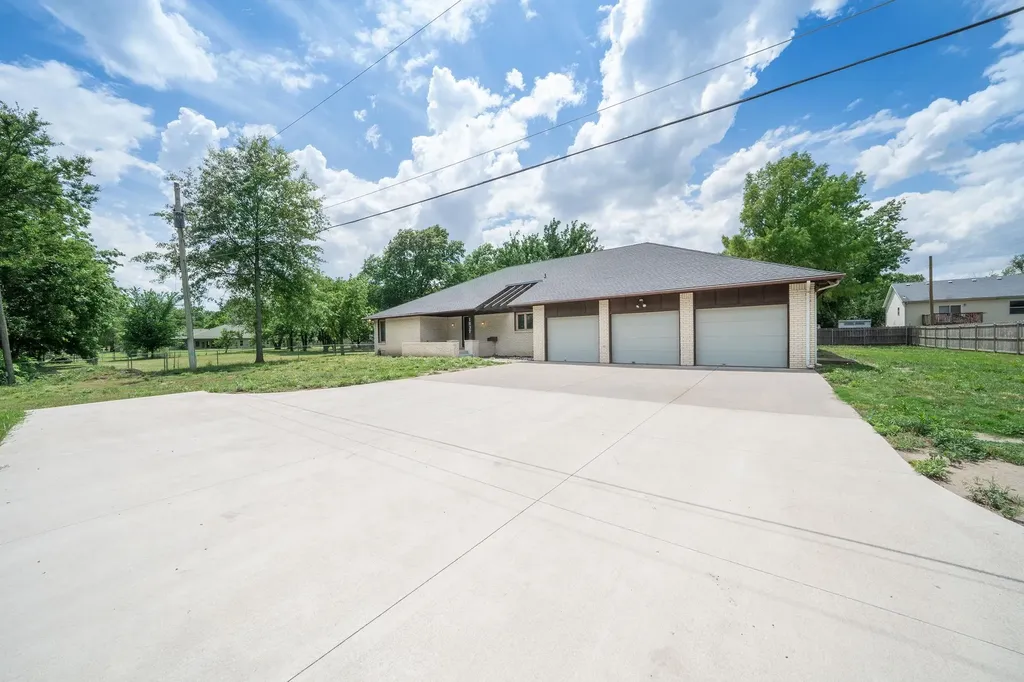 1837 N Mt Carmel Wichita KS 67203