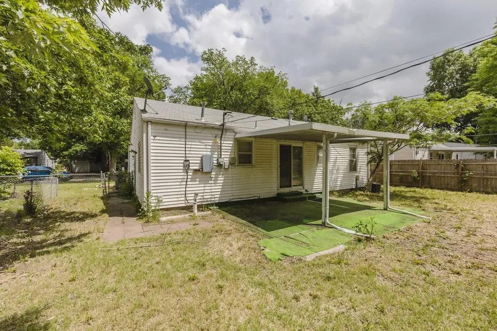 2215 S Green Wichita KS 67211