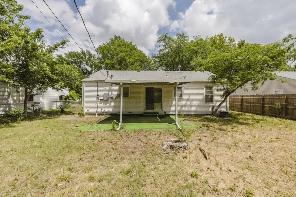 2215 S Green Wichita KS 67211