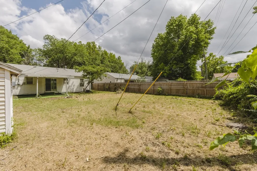 2215 S Green Wichita KS 67211