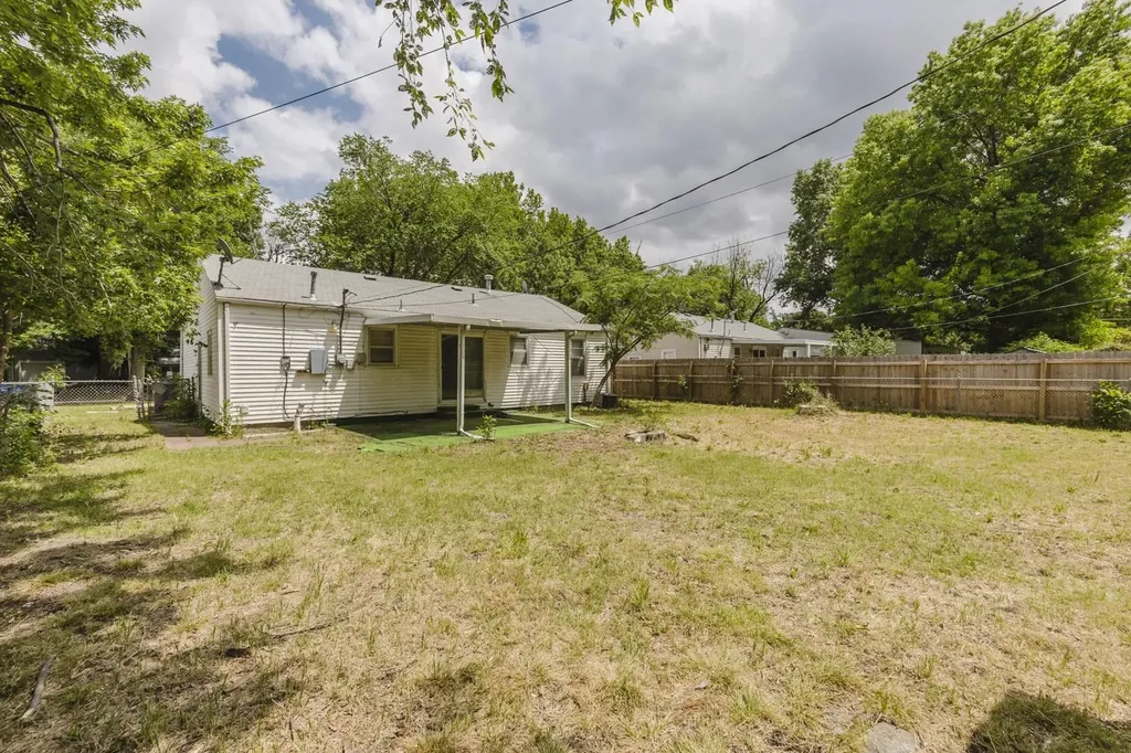 2215 S Green Wichita KS 67211