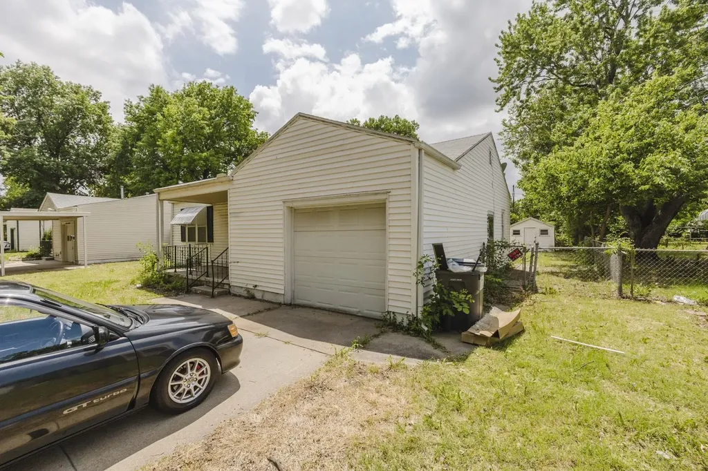 2215 S Green Wichita KS 67211