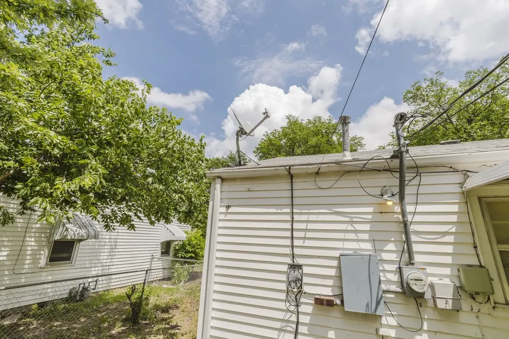 2215 S Green Wichita KS 67211