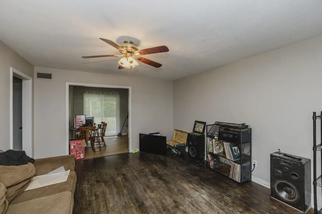 2215 S Green Wichita KS 67211