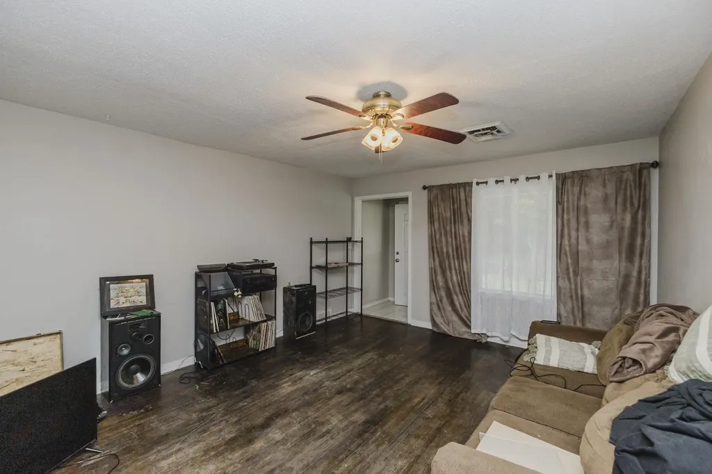 2215 S Green Wichita KS 67211