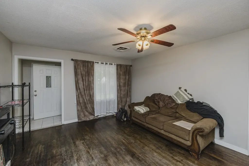 2215 S Green Wichita KS 67211