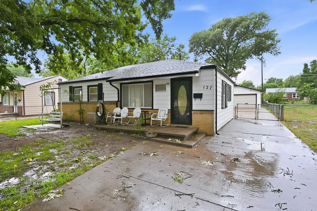 127 S Wire Haysville KS 67060