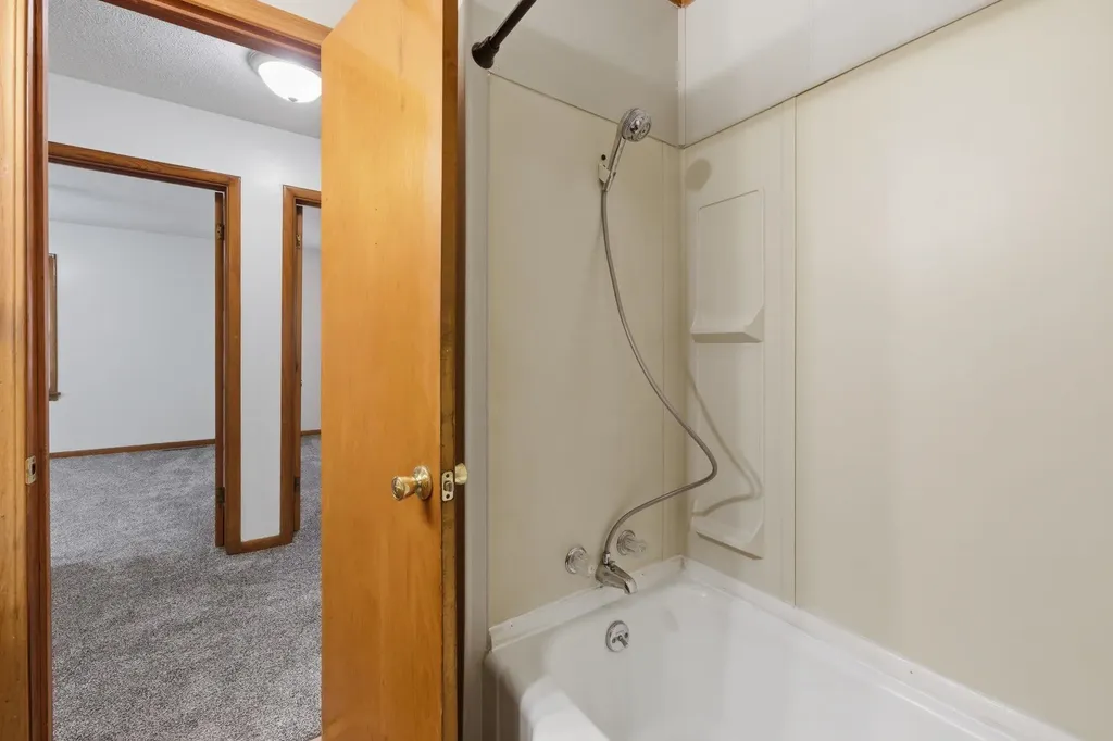 127 S Wire Haysville KS 67060