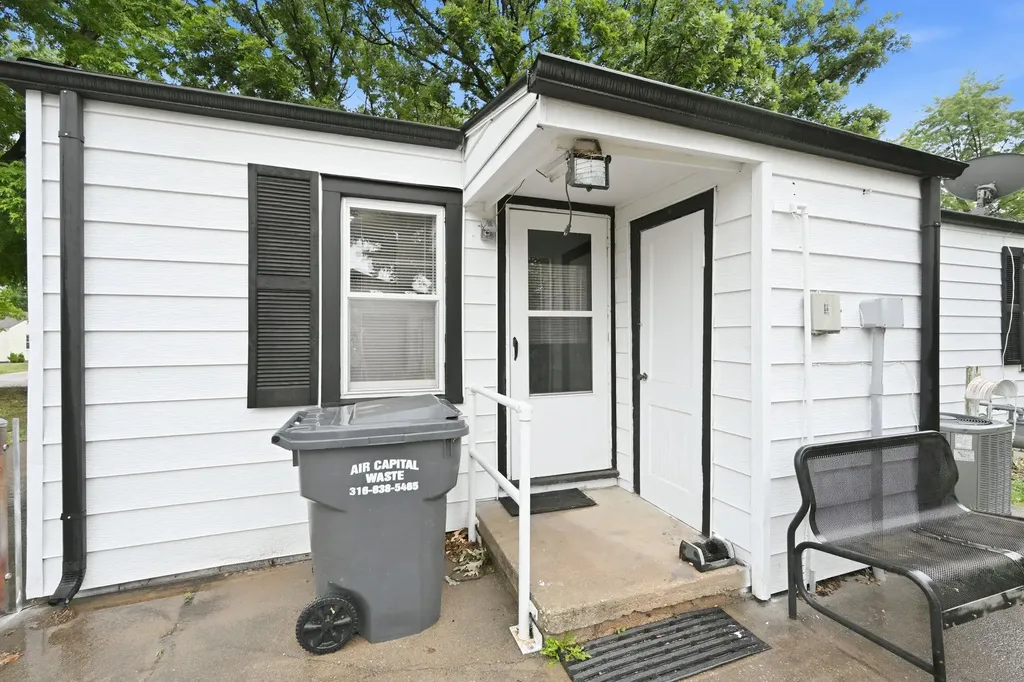 127 S Wire Haysville KS 67060
