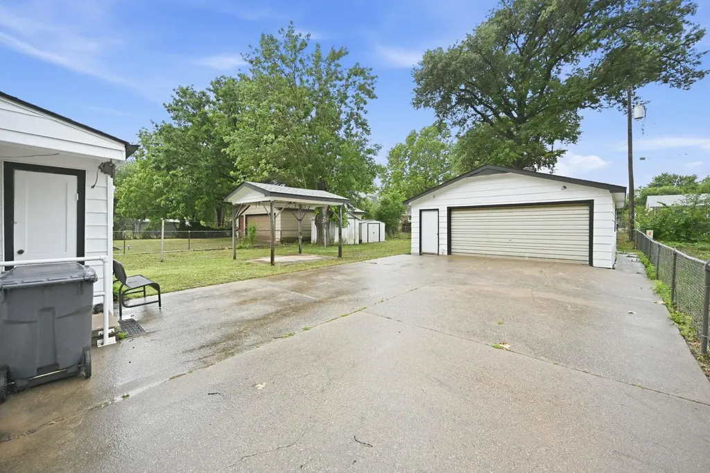 127 S Wire Haysville KS 67060