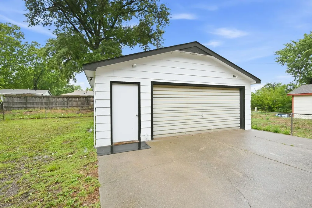 127 S Wire Haysville KS 67060