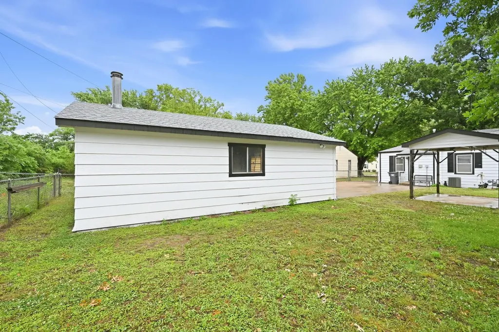 127 S Wire Haysville KS 67060