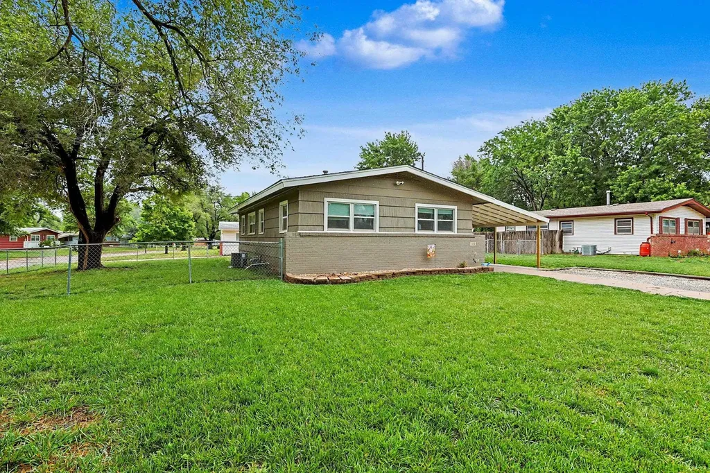 1300 E Cloverdale Drive Park City KS 67219