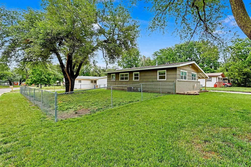 1300 E Cloverdale Drive Park City KS 67219