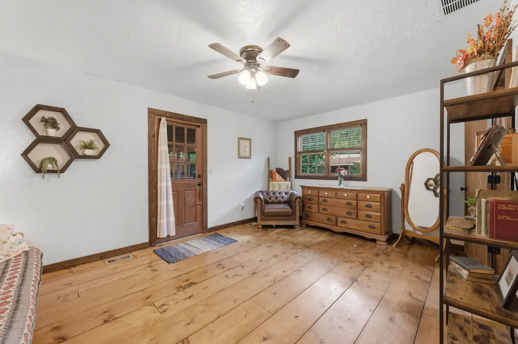 827 N Foulk Drive Belle Plaine KS 67013