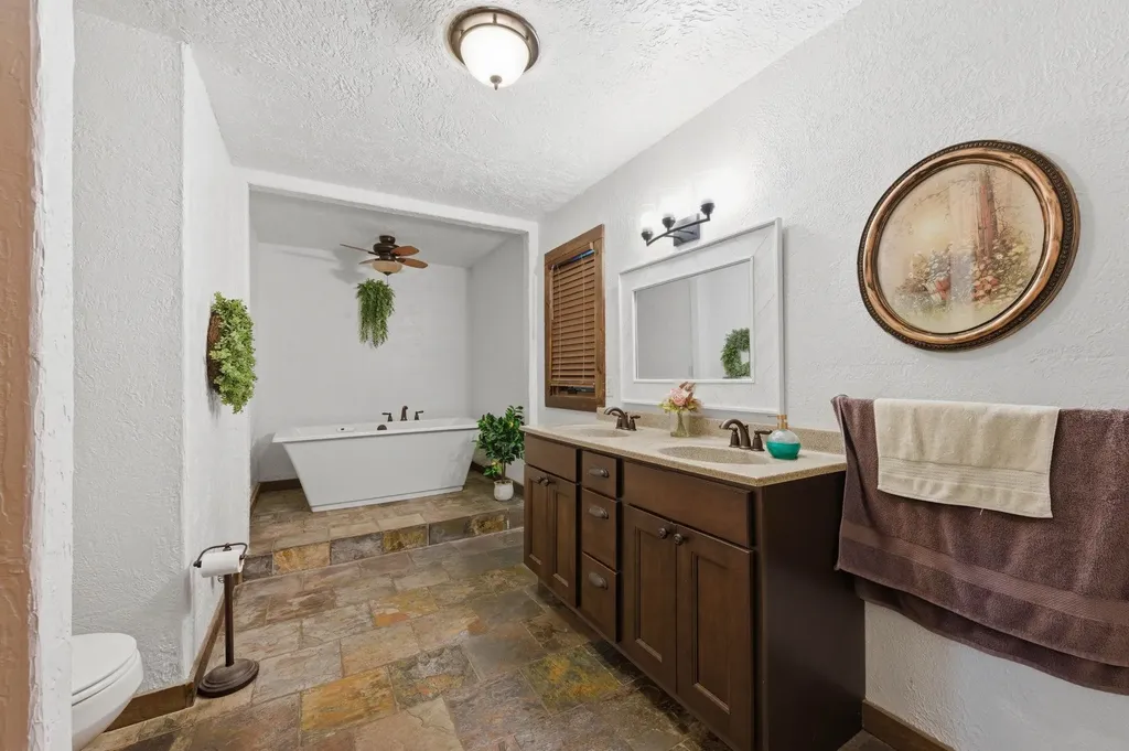 827 N Foulk Drive Belle Plaine KS 67013
