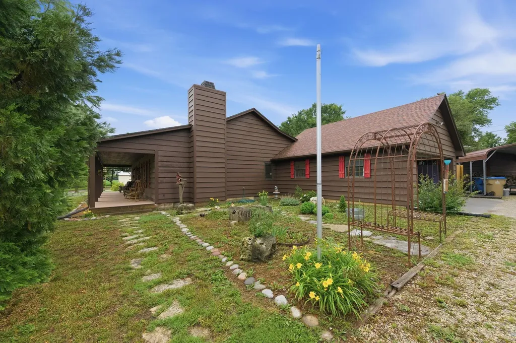 827 N Foulk Drive Belle Plaine KS 67013