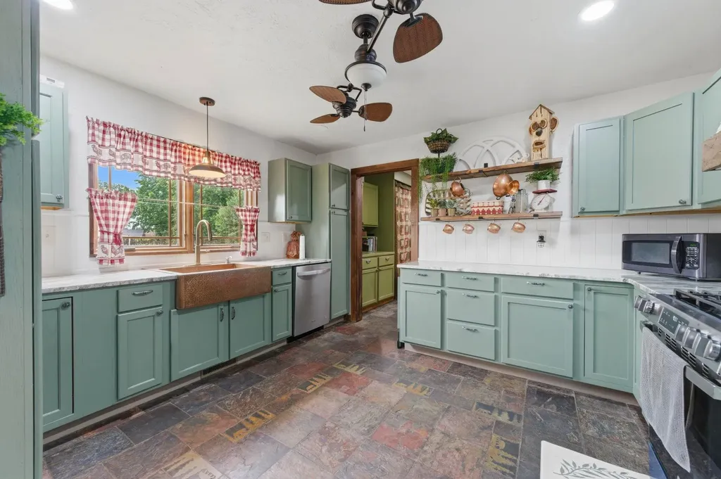 827 N Foulk Drive Belle Plaine KS 67013