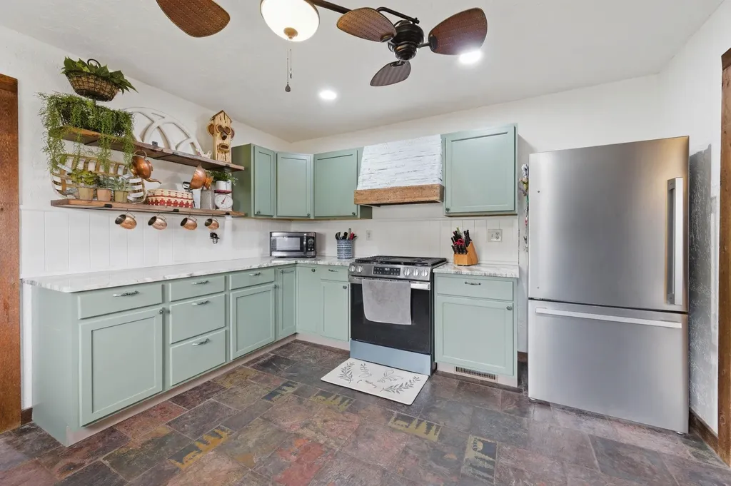 827 N Foulk Drive Belle Plaine KS 67013