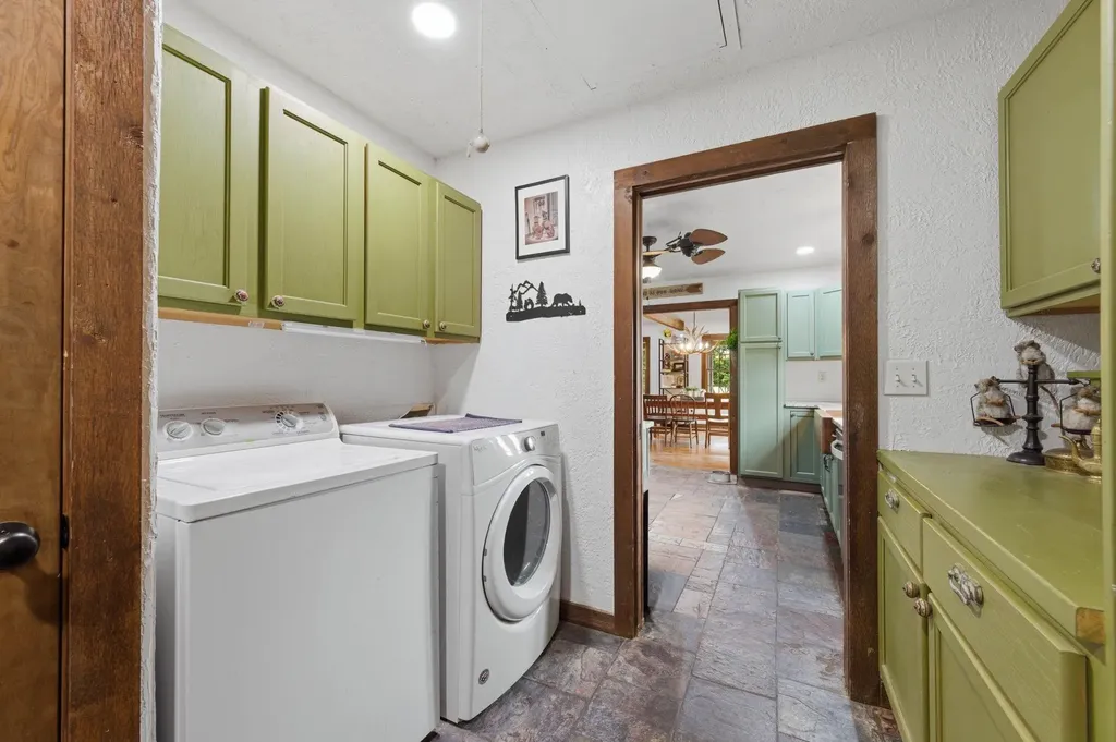 827 N Foulk Drive Belle Plaine KS 67013