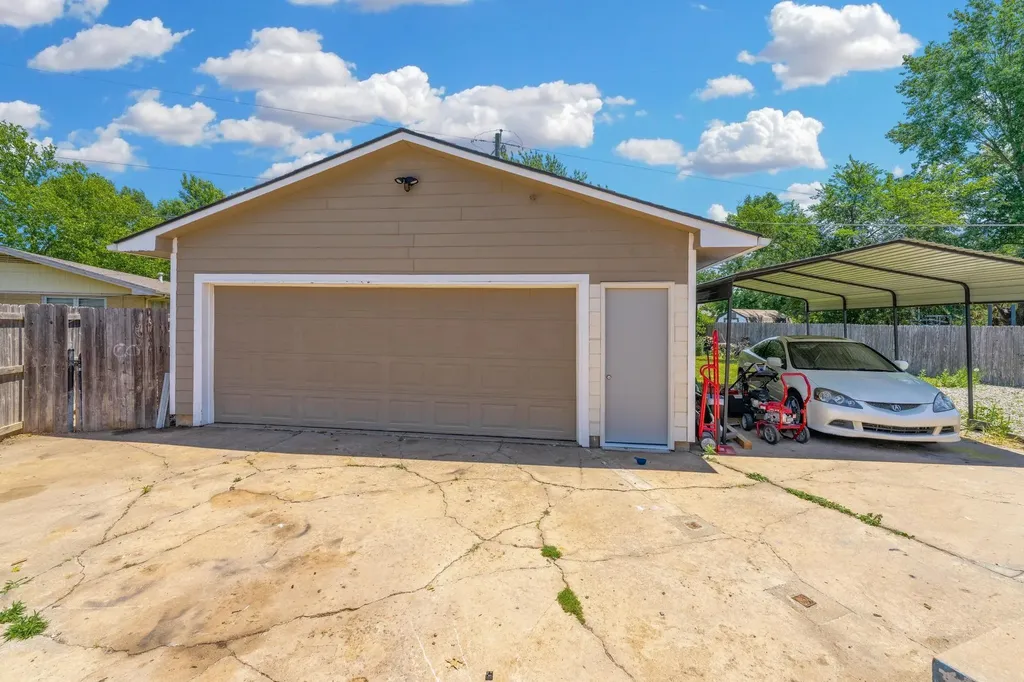 992 N Robin Road Wichita KS 67212
