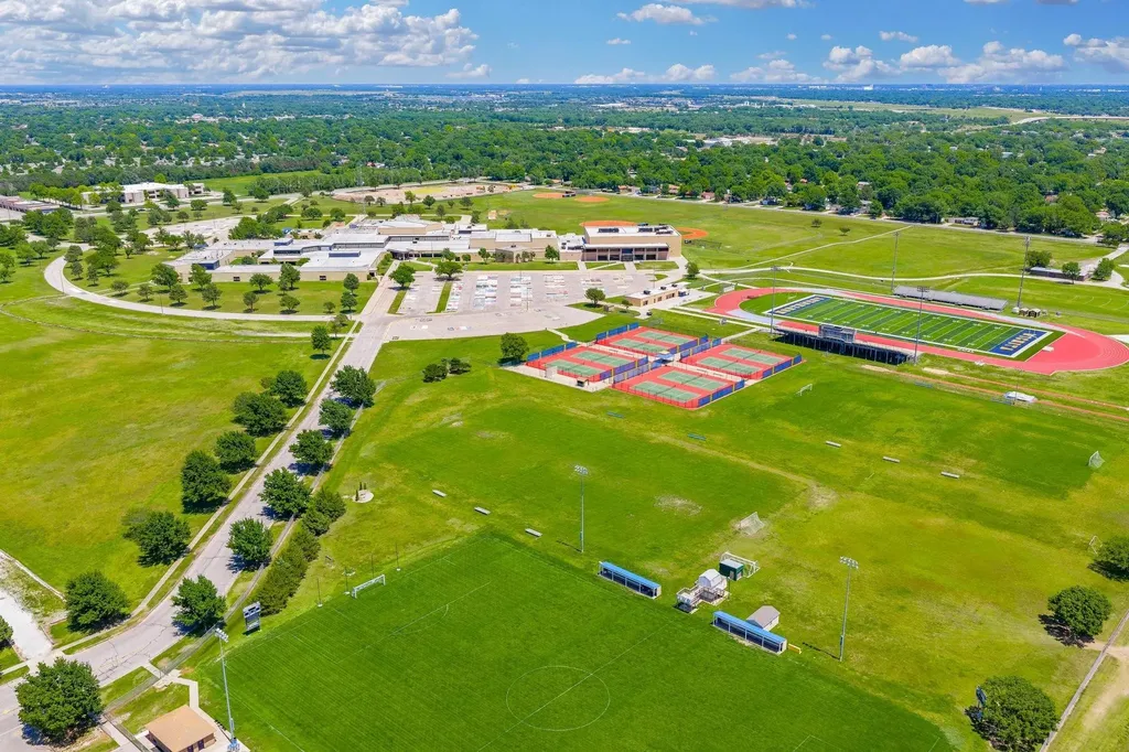 992 N Robin Road Wichita KS 67212