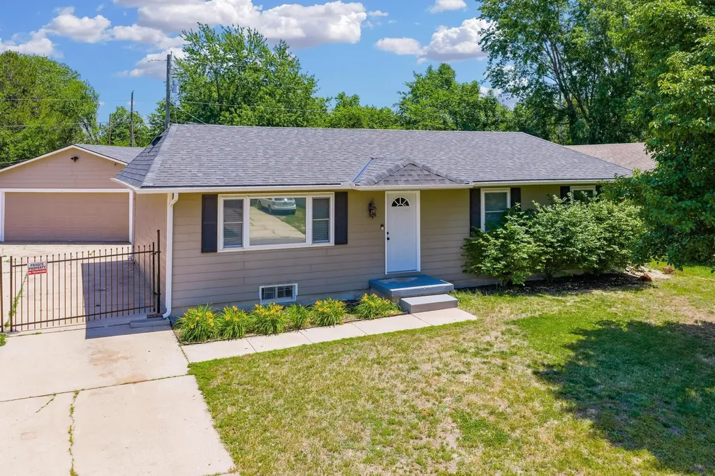 992 N Robin Road Wichita KS 67212